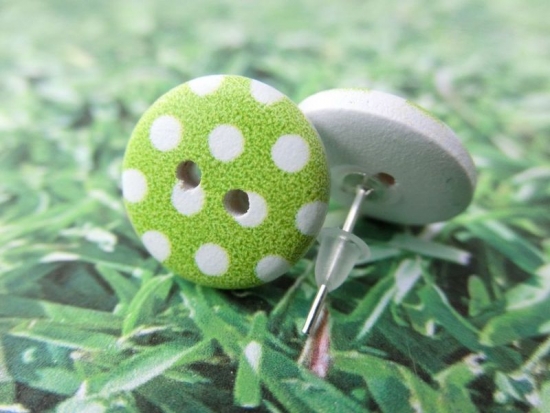 Preview: Holz Knopf Ohrstecker Punkte Muster grün